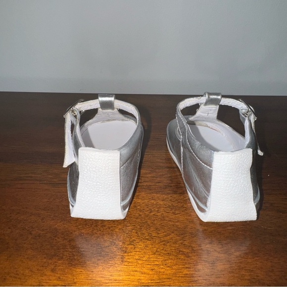 D’vanty Mary James Metallic Silver Leather T-Strap New WO Box Size EU 20 (US 5) - Picture 5 of 7